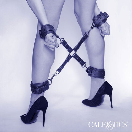 CALEXOTICS - NOCTURNAL CONECTOR HOG TIE CUERO AJUSTABLE NEGRO